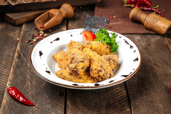 Ahşap masada soslu kızarmış karides.