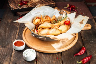 Rus aperatifleri mini kızarmış turtalar chebureki wth sosu.