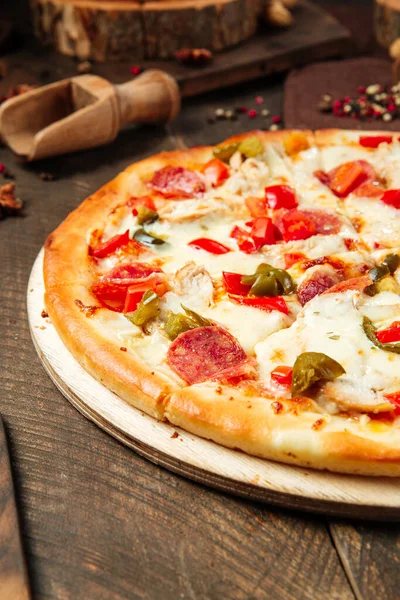 Baharatlı Meksika pizzası ve jalapenos.