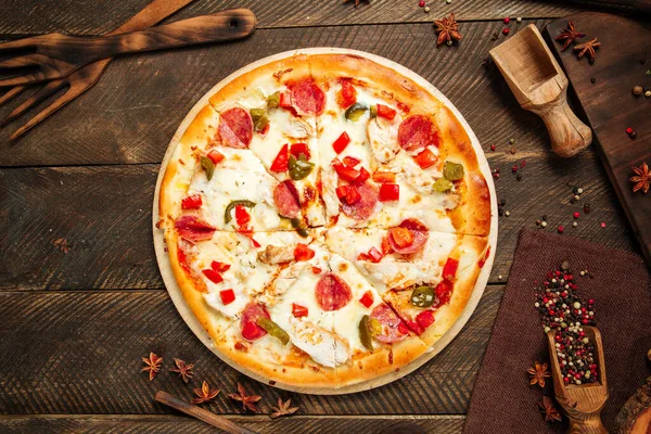 Widok z góry na pizzę meksykańską z jalapenos — Zdjęcie stockowe