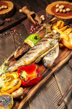 Tahtada sebzeli ızgara balık.