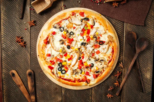 Mantarlı ve sebzeli tavuk pizzası.