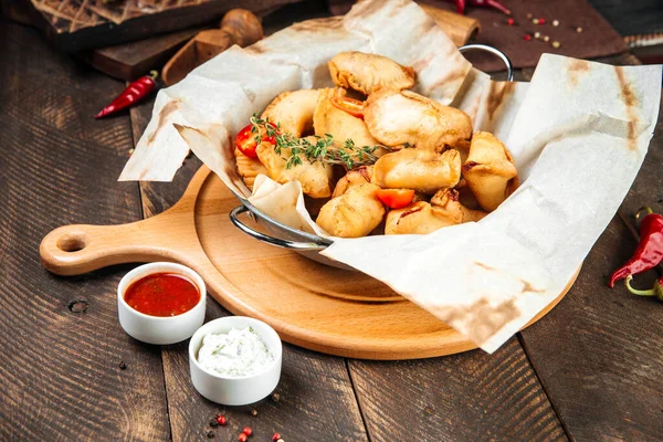 Rus aperatifleri mini kızarmış turtalar chebureki wth sosu.