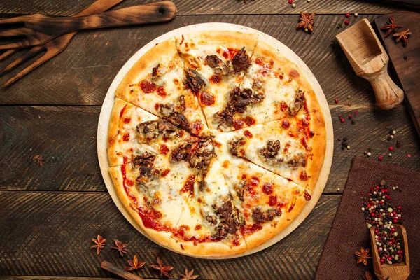 Widok na pizzę z mięsem wołowym pod serem — Zdjęcie stockowe