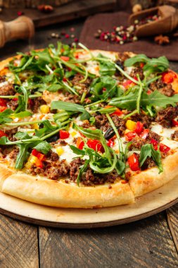 Pizzaya yakın çekim, kıyma ve roka.