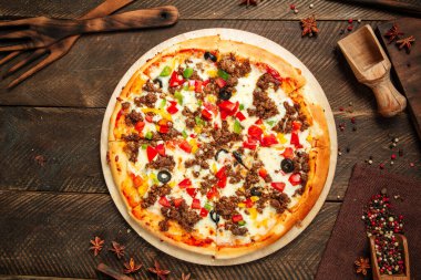 Kıyma ve sebzeli pizzanın en iyi görüntüsü.