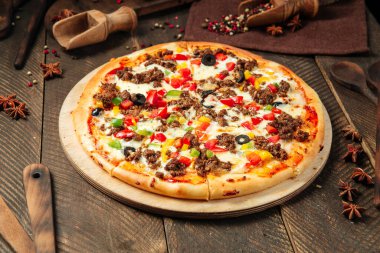 Kıyma ve sebzeli pizzaya yan bakış.