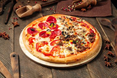 Farklı malzemelerle dört mevsimlik pizza.