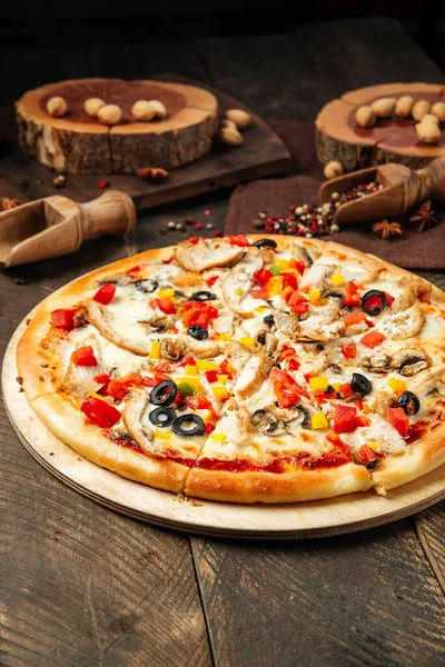 Pizza z kurczaka z grzybami i warzywami — Zdjęcie stockowe