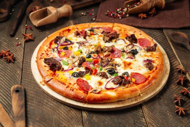 Salamlı ve sebzeli sığır etli pizza.