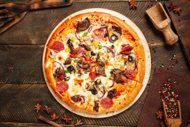 Salamlı ve sebzeli sığır etli pizza.