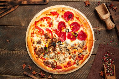 Farklı malzemelerle dört mevsimlik pizza.