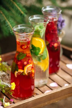 Tahta tepside üç meyve ve çilekli limonata