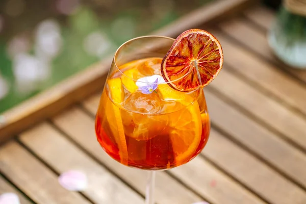 オレンジスライスのアパールスプリッツカクテルのグラス — ストック写真