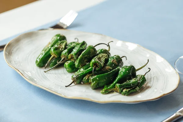 Grillowany hiszpański zielony papryka padron — Zdjęcie stockowe