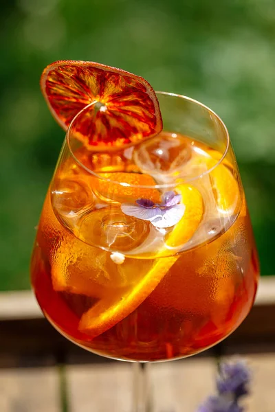 Glas Aperole Spritz Cocktail mit Orangenscheibe — Stockfoto