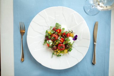 İspanyol kabuklu domates salatası ve şifalı otlar.