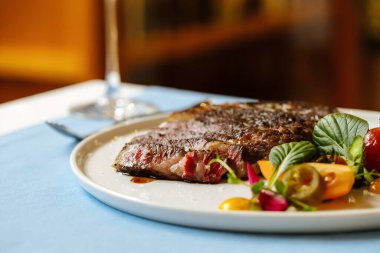 Biftek ve taze sebze salatası.