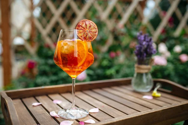 Bicchiere di aperitivo spritz cocktail con fetta di arancia — Foto Stock