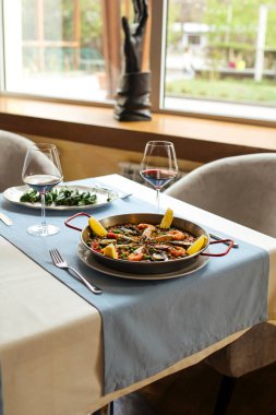 İspanyol ulusal pirinç yemeği deniz mahsullü paella. 