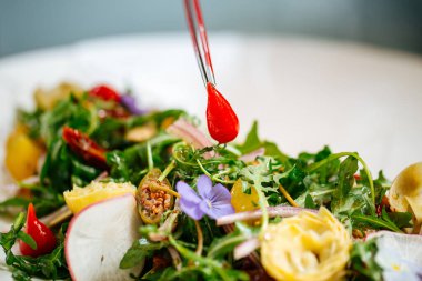 Enginar ve yeşillikli İspanyol salatası.