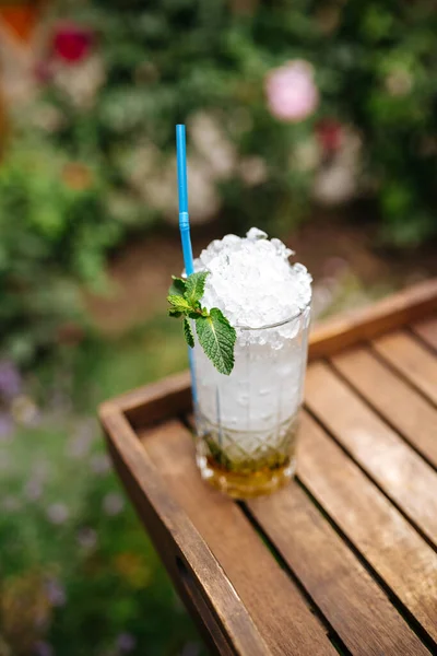 Крупный план свежего коктейля из мохито с дробленым льдом — стоковое фото