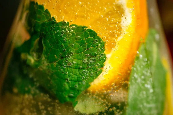 Primo piano su limonata fresca con menta e arancia — Foto Stock