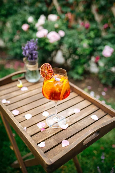 Verre de cocktail spritz apéro avec tranche d'orange — Photo
