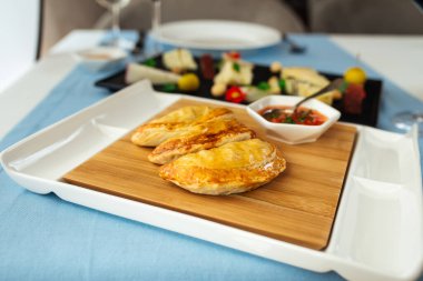 Restoran masasında soslu İspanyol börekleri.