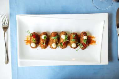 İspanyol usulü kızarmış patates köftesi kroket.