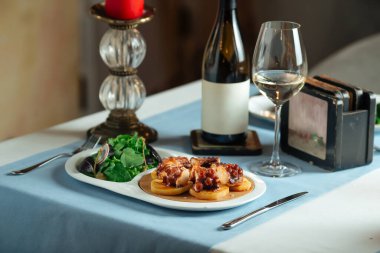 Galiçyalı İspanyol ahtapotu ve yeşil salata.