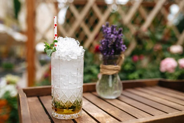 Frischer Mojito-Cocktail mit Crushed Ice auf dem Tablett — Stockfoto