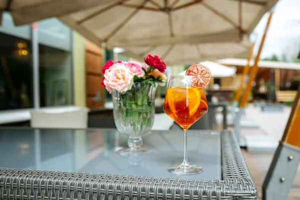 Verre d'aperole spritz cocktail sur avec des fleurs — Photo