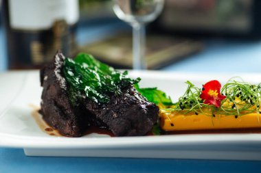 Şarap soslu dana yanakları ve tatlı patates püresi.