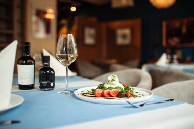 İspanyol buratta salatasıyla servis edilen restoran masası.