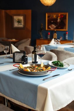 İspanyol ulusal pirinç yemeği deniz mahsullü paella.