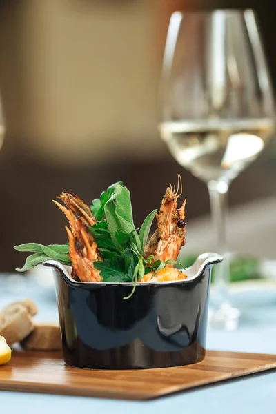 Primer plano del plato español gambas pil-pil camarones — Foto de Stock