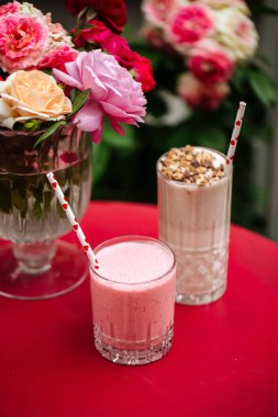 Çikolata ve çilekli milkshake üzerine yan görüş