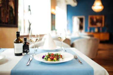 İspanyol domates salatasıyla servis edilen restoran masası.