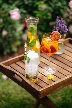 Tahta tepside soğuk limonata ve kokteyller.