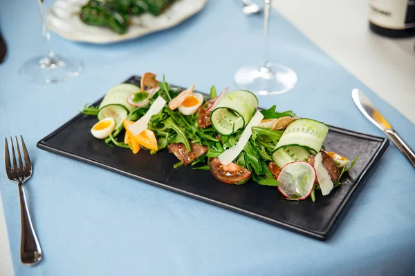 Ensalada de verduras frescas en la mesa del restaurante servido — Foto de Stock