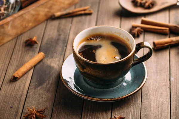 Café preto aromático em fundo de madeira escura — Fotografia de Stock