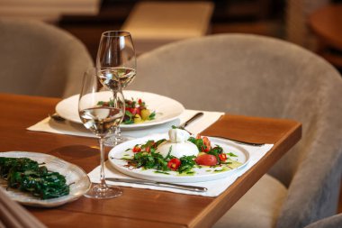 İspanyol salatalarıyla servis edilen restoran masası.