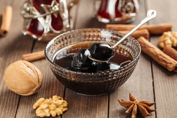 Ahşap arka planda koyu ceviz reçeli