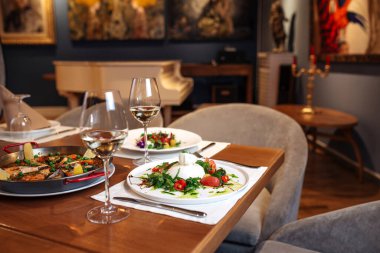 Restoran masası İspanyol yemekleri ile servis edilir.