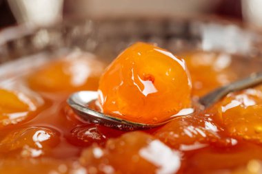 Ahşap arka planda beyaz kiraz reçeli