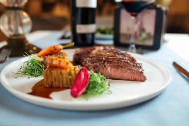 Kızarmış bifteği patatesle kes.