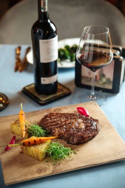 Kızarmış bifteğin yanında patates de var.