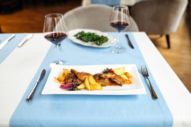 Kızarmış tavuk ve kırmızı şaraplı Padron biberi.