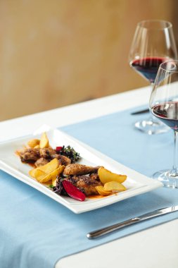 Izgara tavuğa yakın çekim Patates ve şarapla